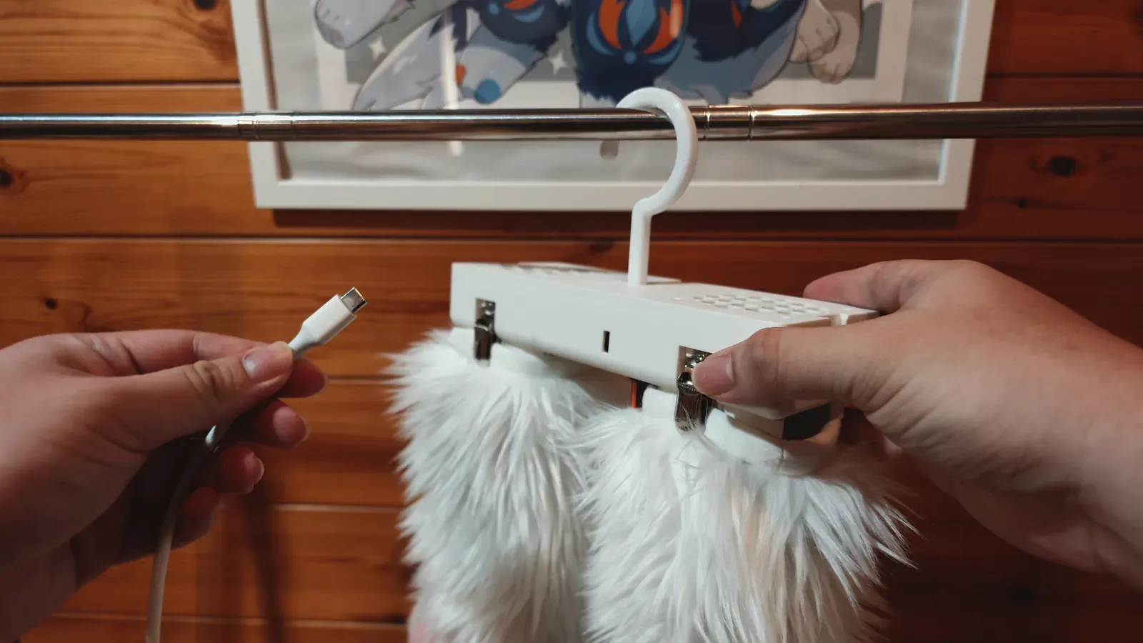 衣架型態的 USB-C 電源連接位置