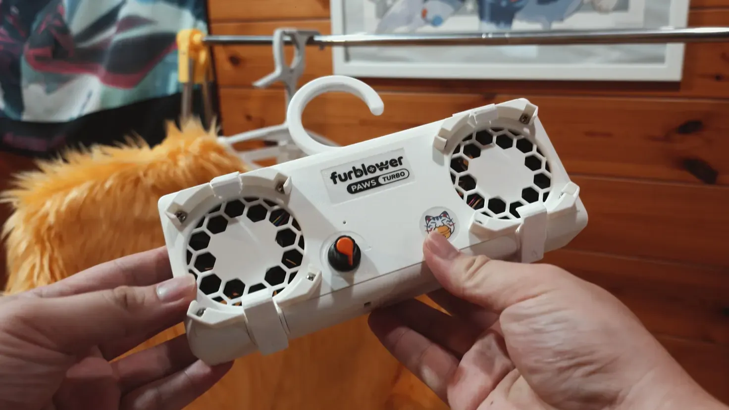 風管版主機兩側的白色塑膠管夾