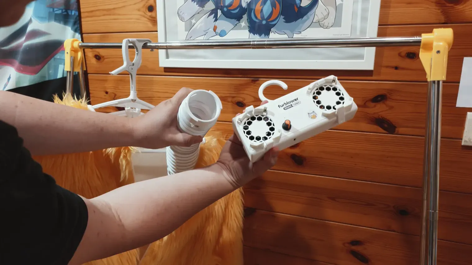 第一條風管對準主機側面的管夾凸起