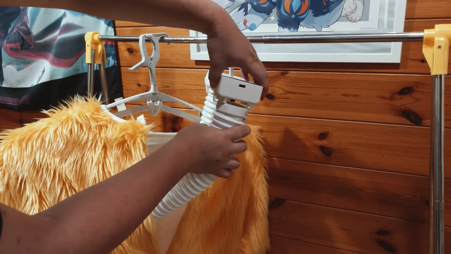 第二條風管伸出袖口並準備夾上主機