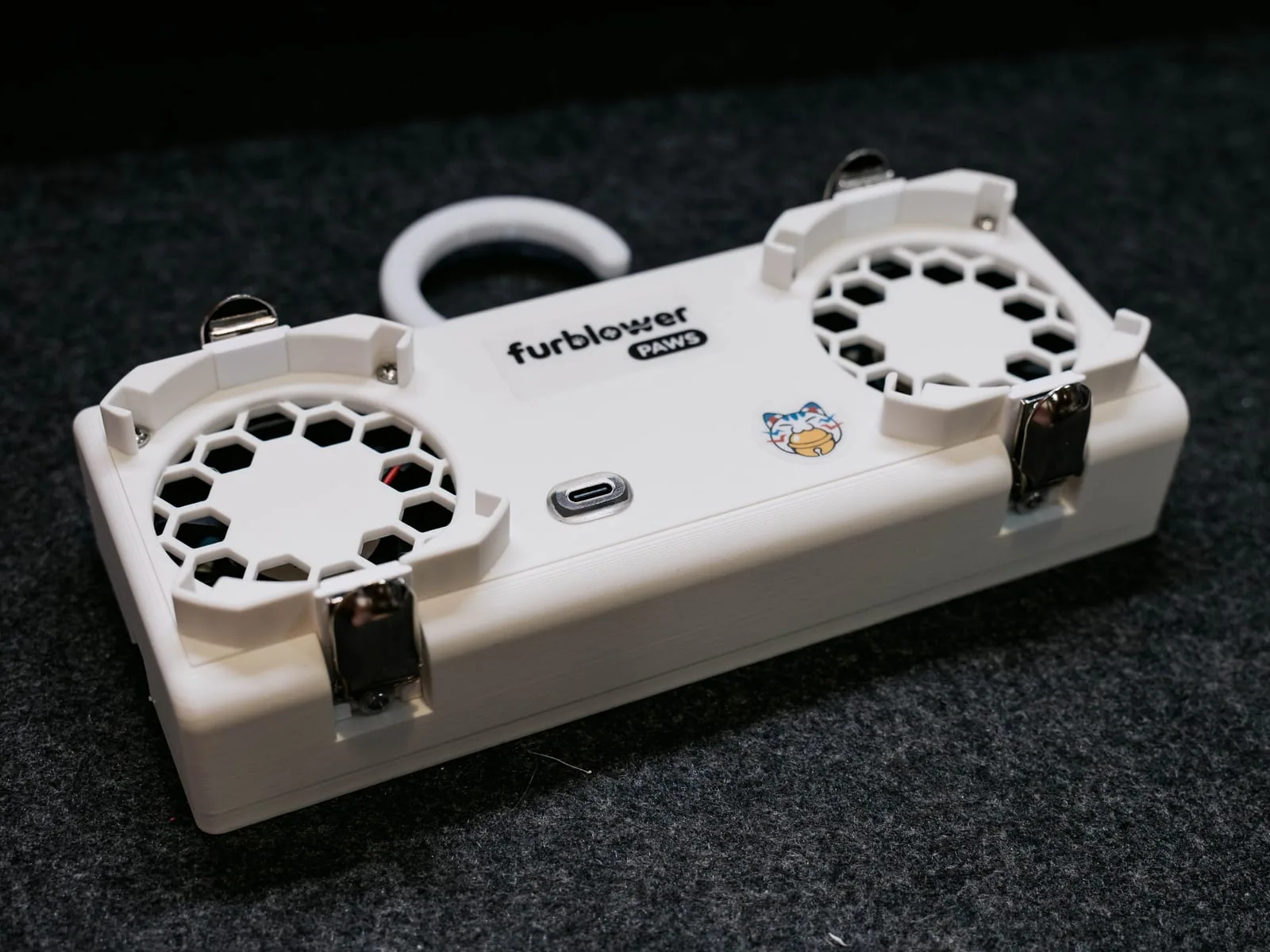 FurBlower PAWS 主機正面的 USB-C 供電孔特寫