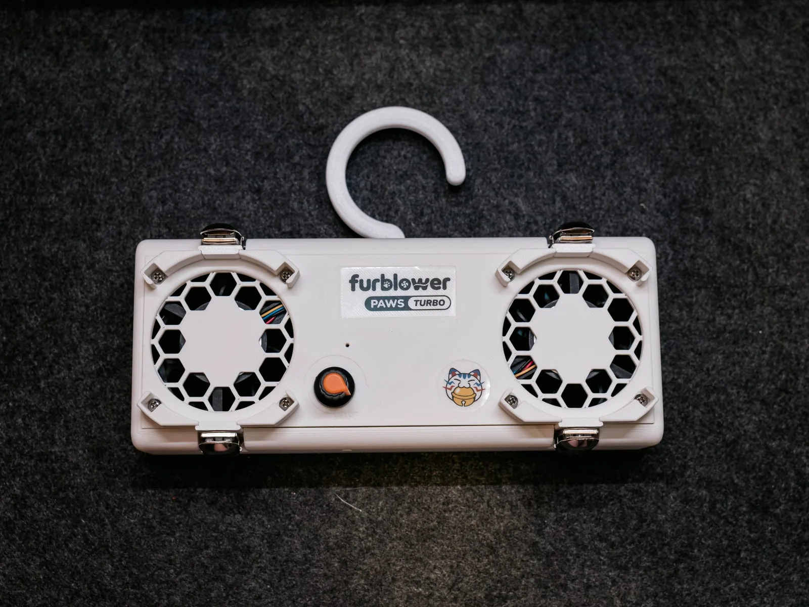 正面拍攝的白色 FurBlower PAWS TURBO 雙風扇主機